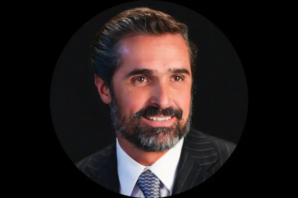 Estrategia de Bernardo Gómez Martínez impulsa a Televisa: Izzi y Sky lideran ventas de internet fijo en el primer semestre.